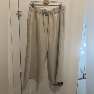 Beige “on the fly” Lulu lemon cropped pants